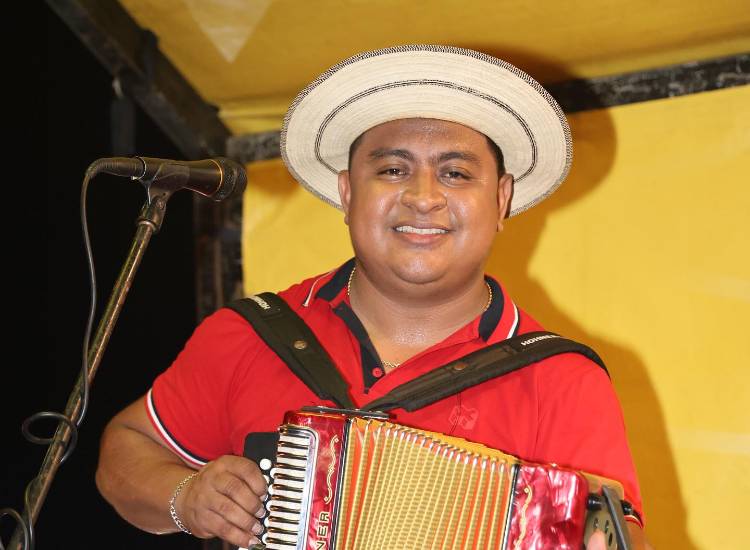ML | Fernando Gibbs en el Festival de la Mejorana en Guararé.