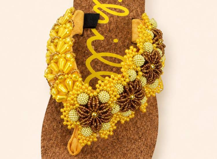 Sandalias con diseños de tembleques, emprendimiento que resalta la cultura