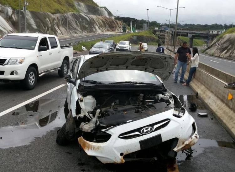 ML | Vehículo accidentando en la autopista Alberto Motta, en la provincia de Colón.