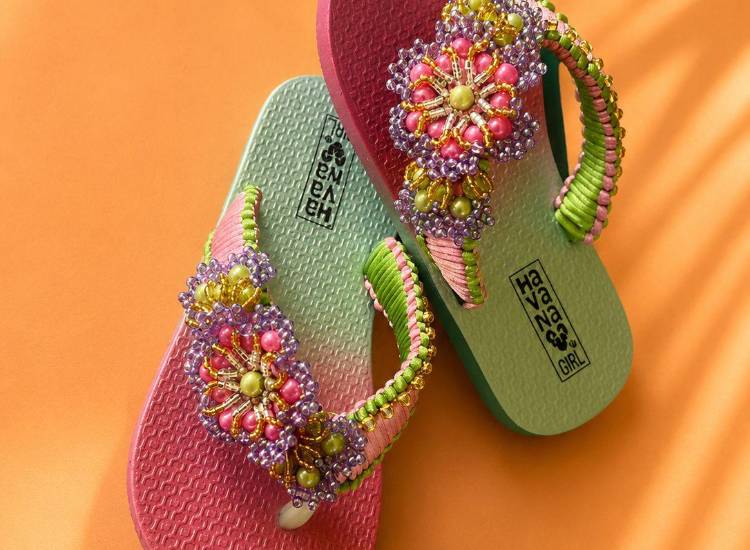 Sandalias con diseños de tembleques, emprendimiento que resalta la cultura