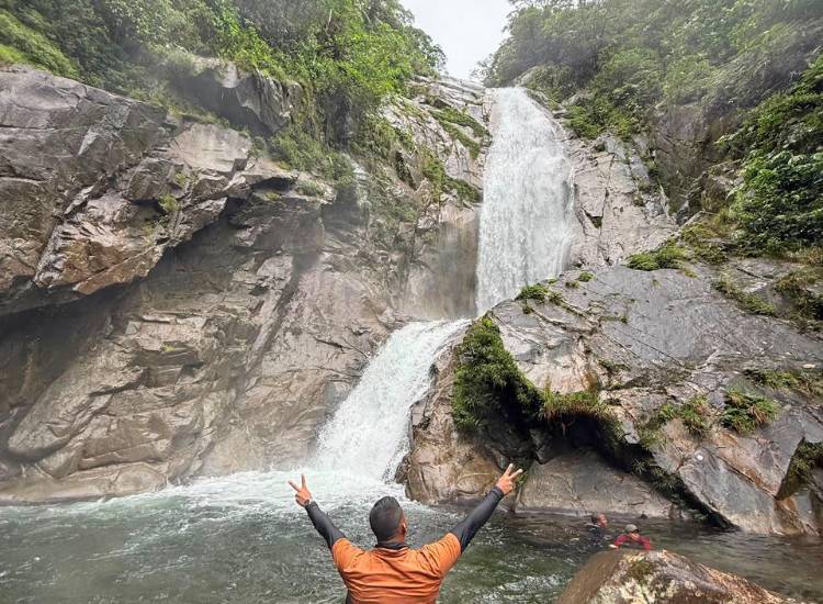 La cascada Rakä ofrece una aventura entre ríos y montañas