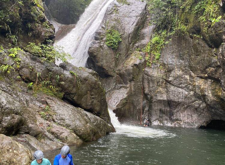 Agua Viva fomenta el rápel y turismo extremo en Caldera