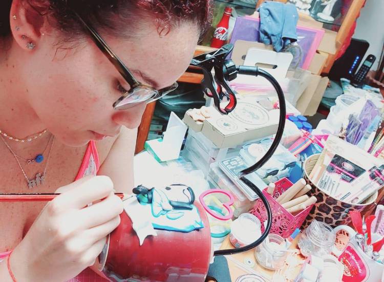 Tazas con diseños en porcelana fría, un emprendimiento lleno de creatividad