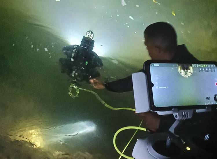 Bomberos recuperan cuerpo con ayuda de un dron acuático