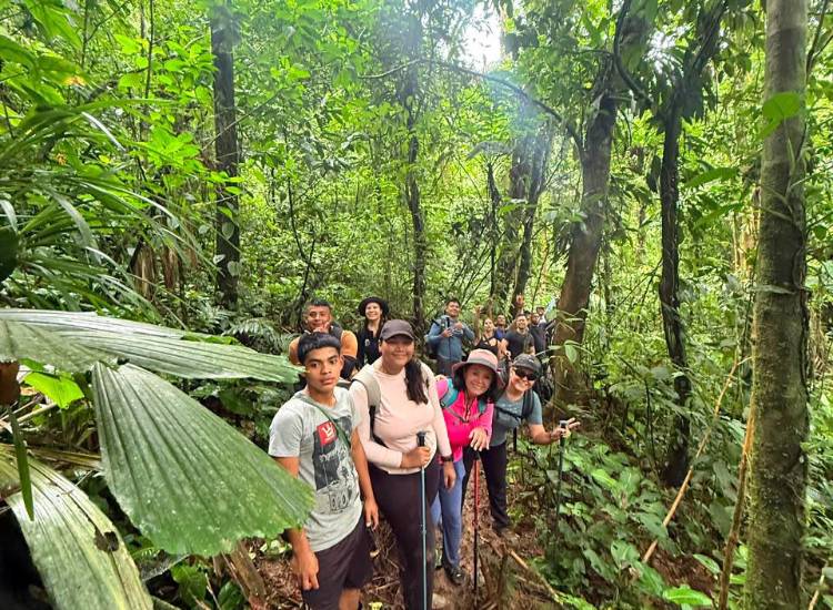 La cascada Rakä ofrece una aventura entre ríos y montañas