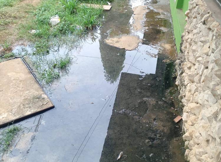 Se desbordan las aguas negras en Valle de los Cerezos