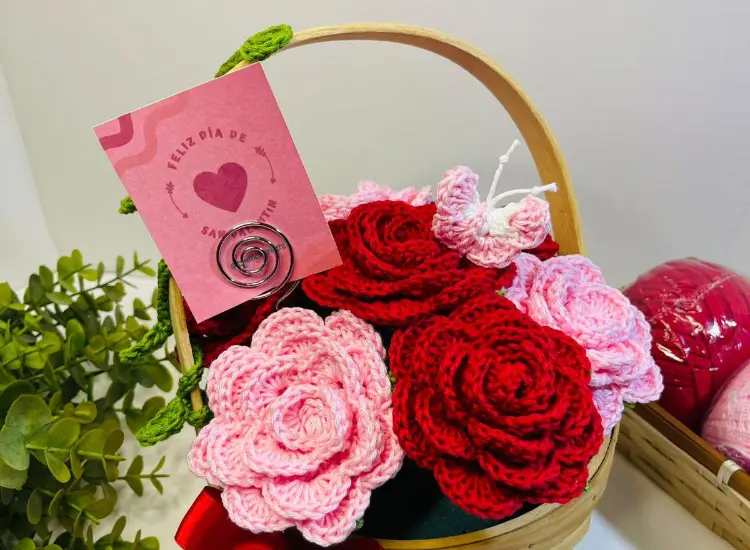 Flores y muñecos tejidos, las creaciones únicas que impulsaron emprendimiento