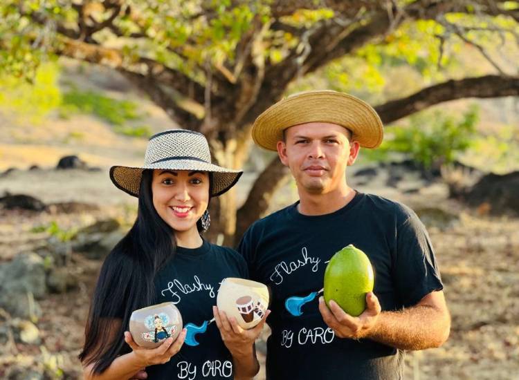 Flashy Arts By Caro, un emprendimiento que personaliza totumas con arte panameño