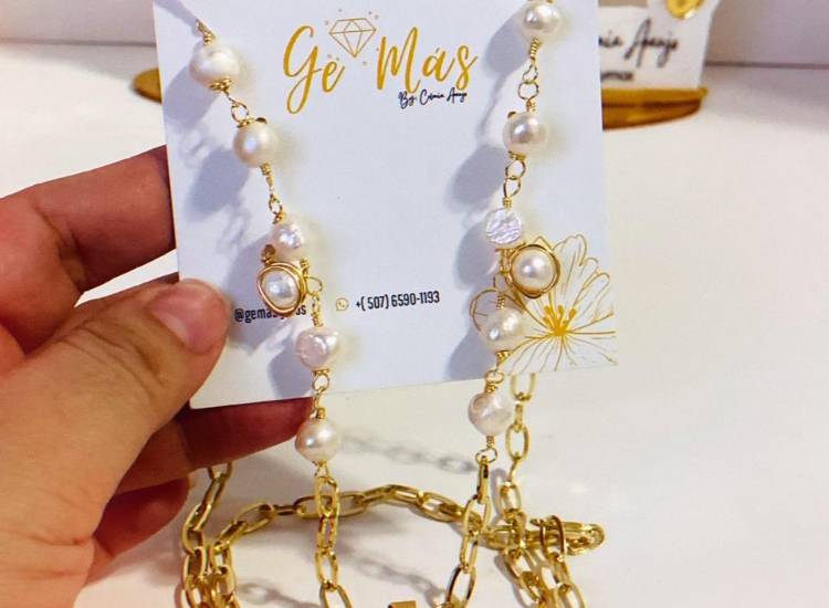 Aretes y collares, emprendimiento que resalta la belleza femenina