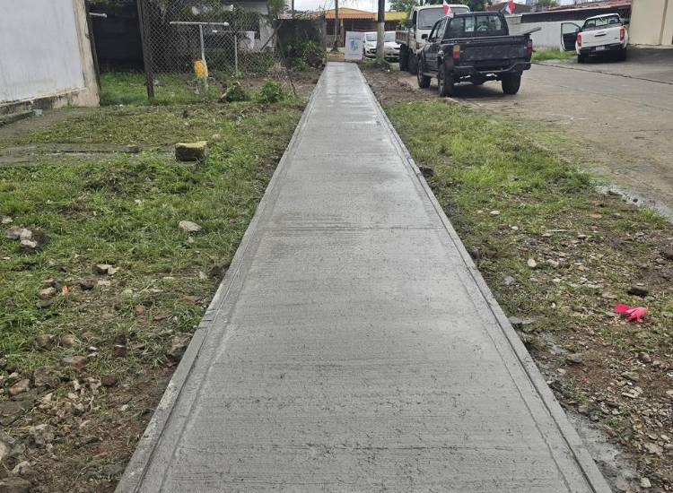 Alcaldía construye nuevas aceras y accesos peatonales en Campo Lindbergh