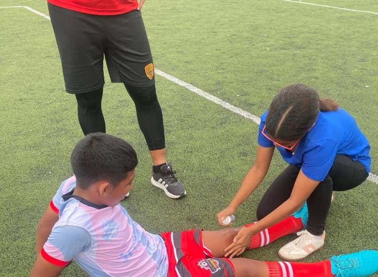 Cortesía | Tania Elizabeth Garzón Espinosa, Fisio-Masajista deportiva (d).