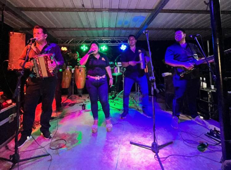 Advierte sobre la decadencia en la música típica