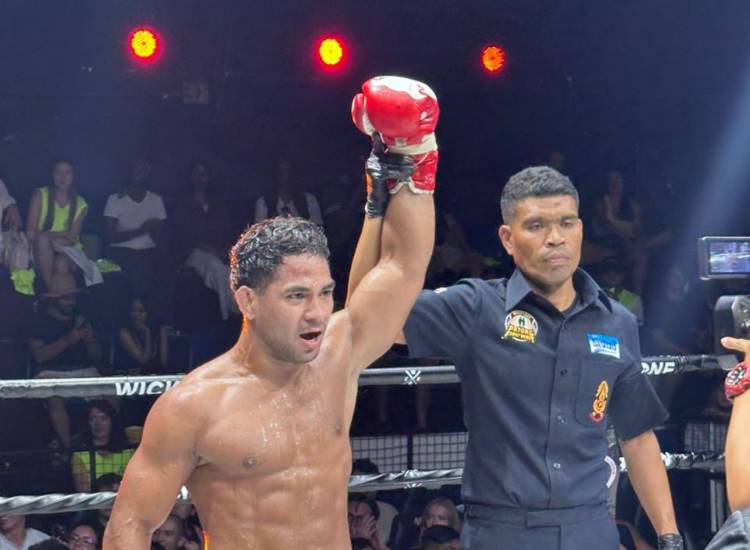Panameño triunfa en combate de Muay Thai