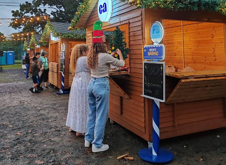 M. Salomón | Área de Mercadito Navideño con emprendedores.