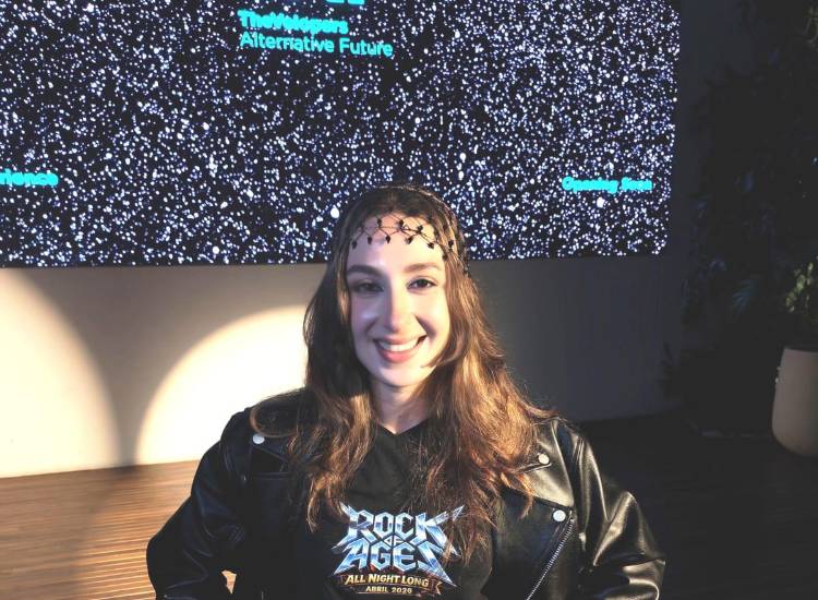 Redefine escena cultural con el teatro inmersivo y rock de los 80