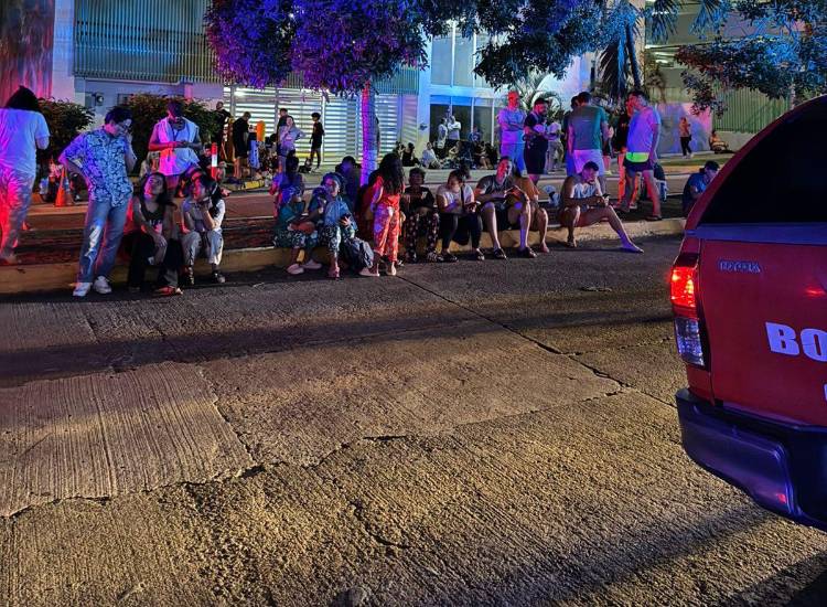 Bomberos atienden incendio en Plaza Edison