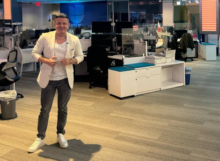 Richard González conquista con su “Salsa Peluche”