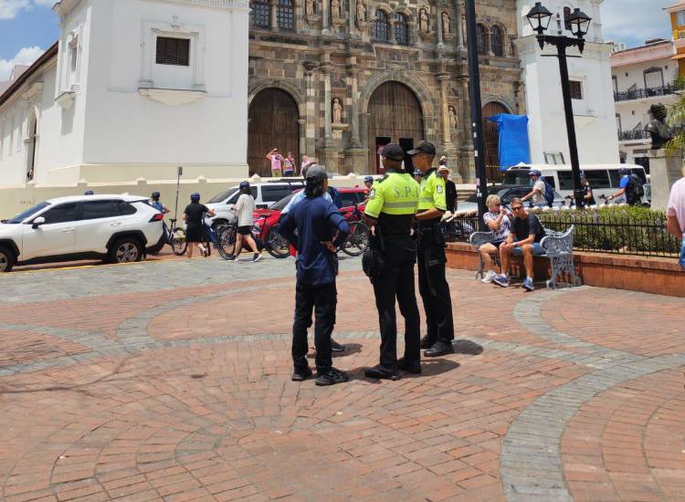 Y. Ortiz | Personal del SPI en la Plaza Catedral.