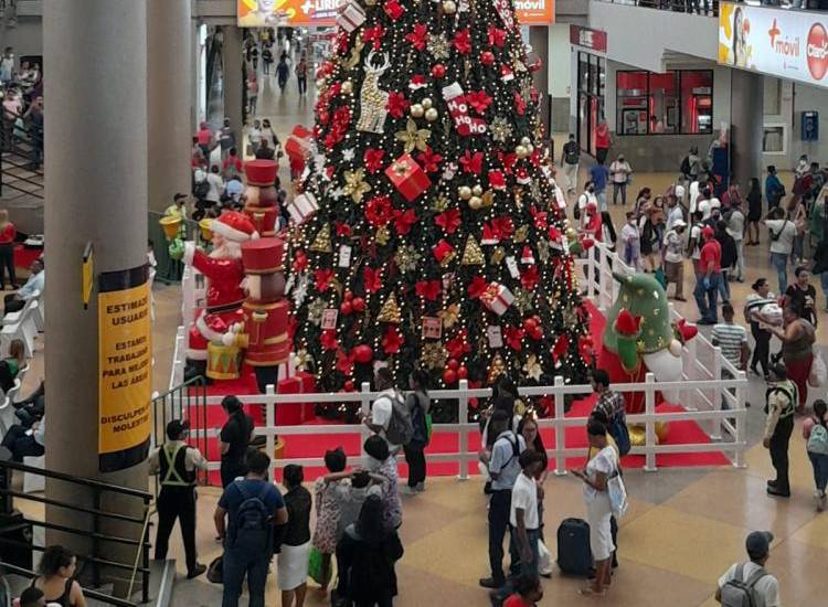 Encendido oficial del árbol navideño de la Gran Terminal Nacional de Transporte de Albrook