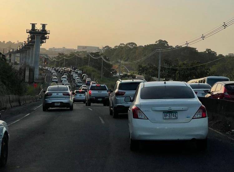 Aumenta tráfico vehicular desde y hacia Panamá Oeste