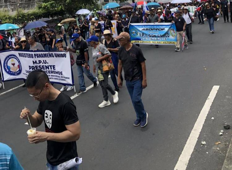 Más de 84 mil estudiantes podrían reprobar el año, mientras docentes mantienen paro