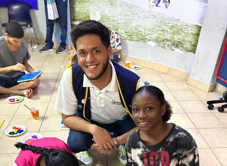 Farid Batha Bhiku impulsa la educación y el servicio social