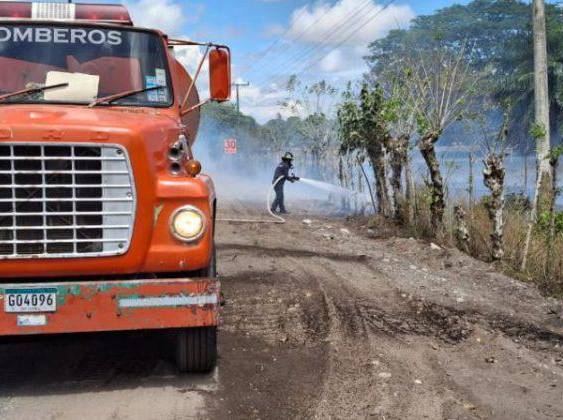 Cortesía | Personal de bombero apagando un fuego.