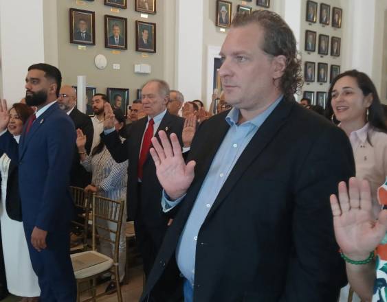 Cortesía | Durante la naturalización de un nuevo grupo en la Gobernación.