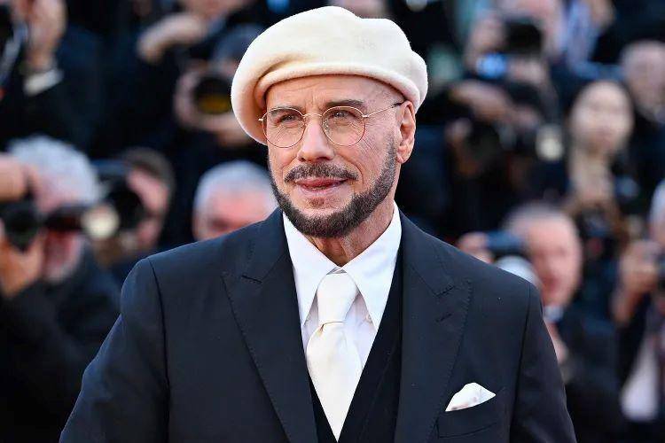 El nuevo look de John Travolta en Cannes en su debut como director
