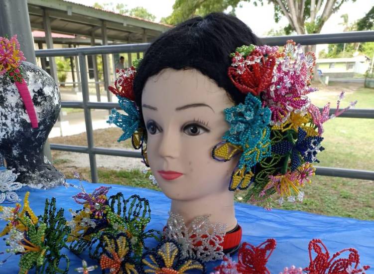 Aprende a confeccionar tembleques en familia