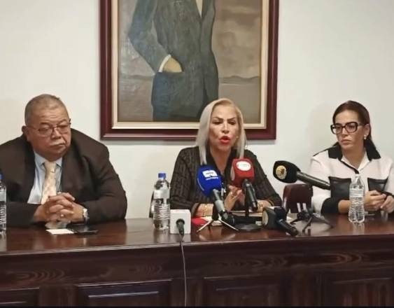 Cortesía | Abogados en una conferencia de prensa.