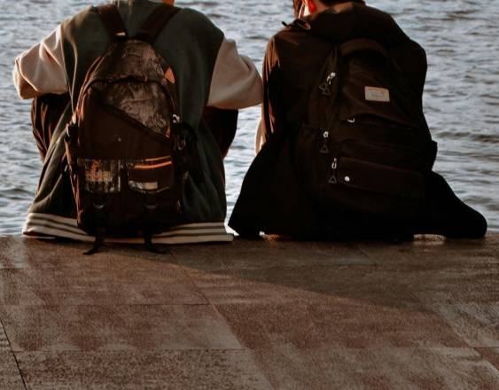 PEXELS | Dos adolescentes de espalda a un río.