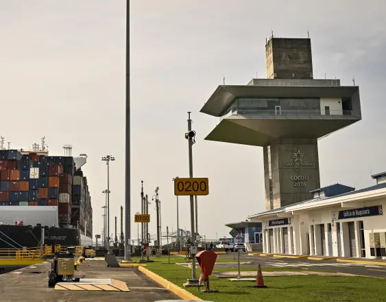 MARTIN BERNETTI / AFP | Un buque en las esclusas de Cocolí.