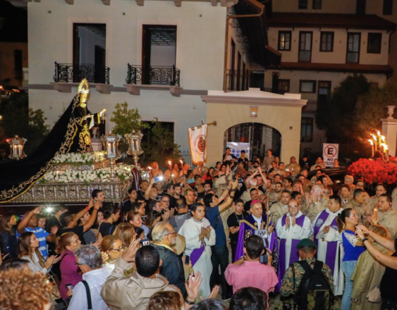 Panorama Católico | Devotos viven la Semana Santa Internacional en el Casco Antiguo.
