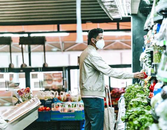 PEXELS | Un hombre en un supermercado realizando la compra de alimentos.