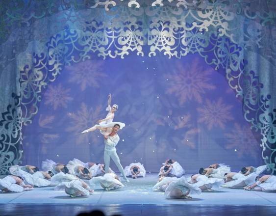 Carlos Cañizales | Bailarines en la mágica puesta en escena de “El Cascanueces”.