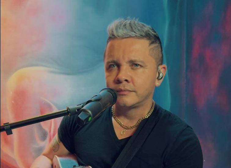 Richard González conquista con su “Salsa Peluche”