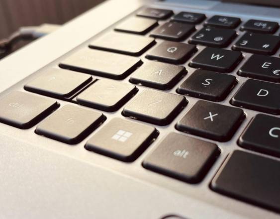 Detalle de la tecla Windows en un ordenador portátil.