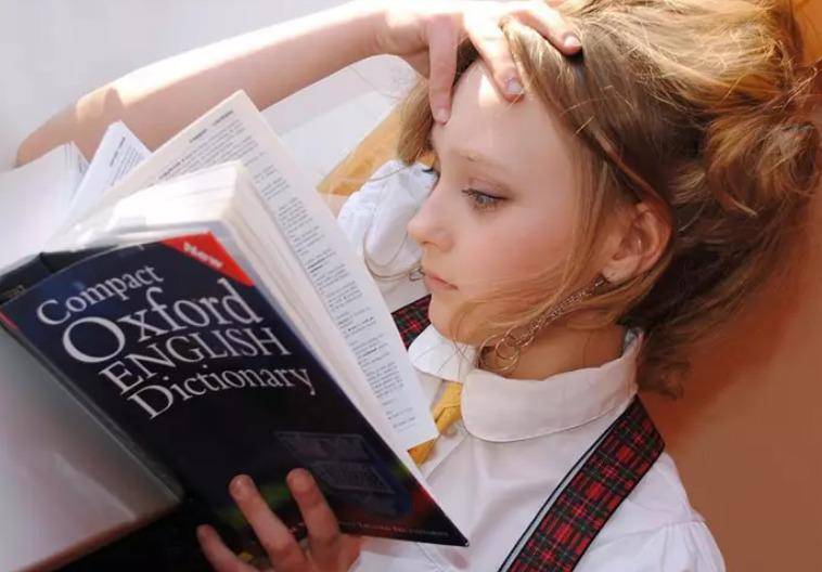 Pixabay| Persona leyendo con un diccionario Oxford de inglés.