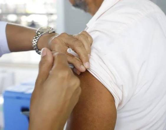 ML | Una persona siendo vacunada.