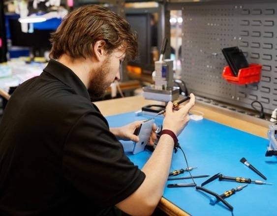 (Foto de ARCHIVO) Servicio de reparación de iPhone