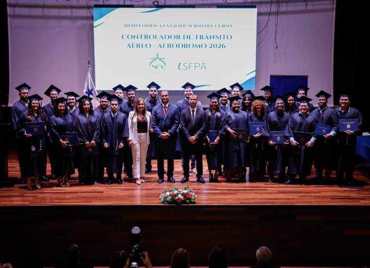 25 nuevos controladores aéreos se gradúan en Panamá como parte del plan de modernización aeronáutica