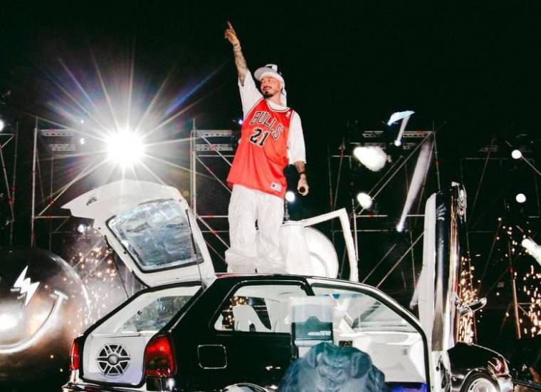 J Balvin presenta su séptimo álbum de estudio titulado “Rayo”