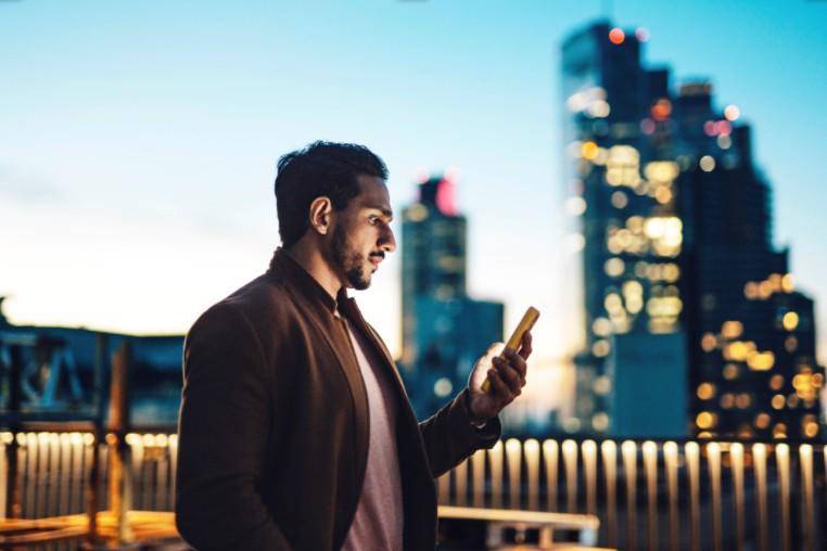 La adopción de la IA es más propensa entre los menores de 35 años y destaca en los países de economías emergentes