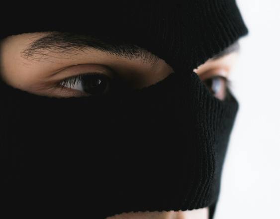 PEXELS | Una persona portando una máscara.