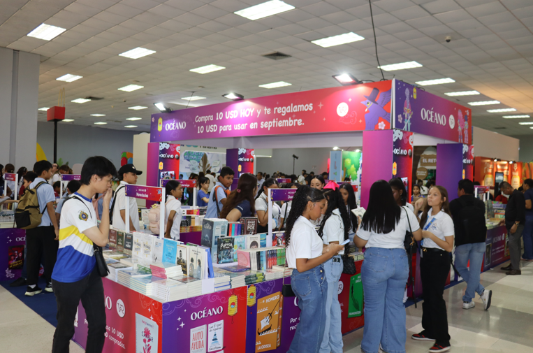 Escritores, jóvenes y familias viven el inicio de la Feria Internacional del Libro