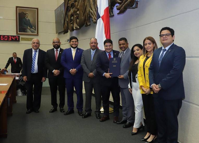 Aprueban en tercer debate proyecto que simplifica procesos de trámites para expandir microempresas