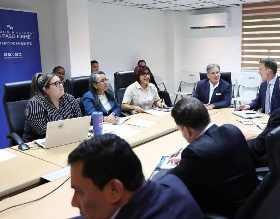 ML | El ministro Juan Carlos Navarro en la reunión.