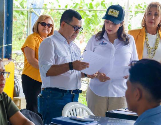ML | La ministra de Trabajo y Desarrollo Laboral, Jackeline Muñoz conversa en una jornada.