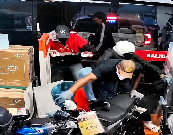 Cortesía | Delincuentes mientras ingresaban al local.